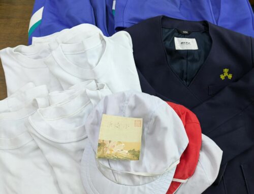 浜崎小学校のブレザーと体操服を寄贈いただきました